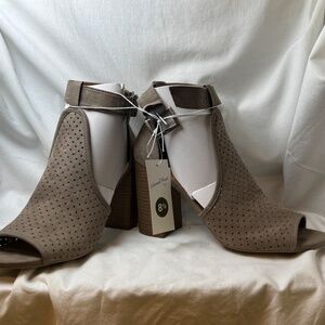 Universal Thread Heeled Sandals Womens Size 8-1/2 Beige Suede Open Toe